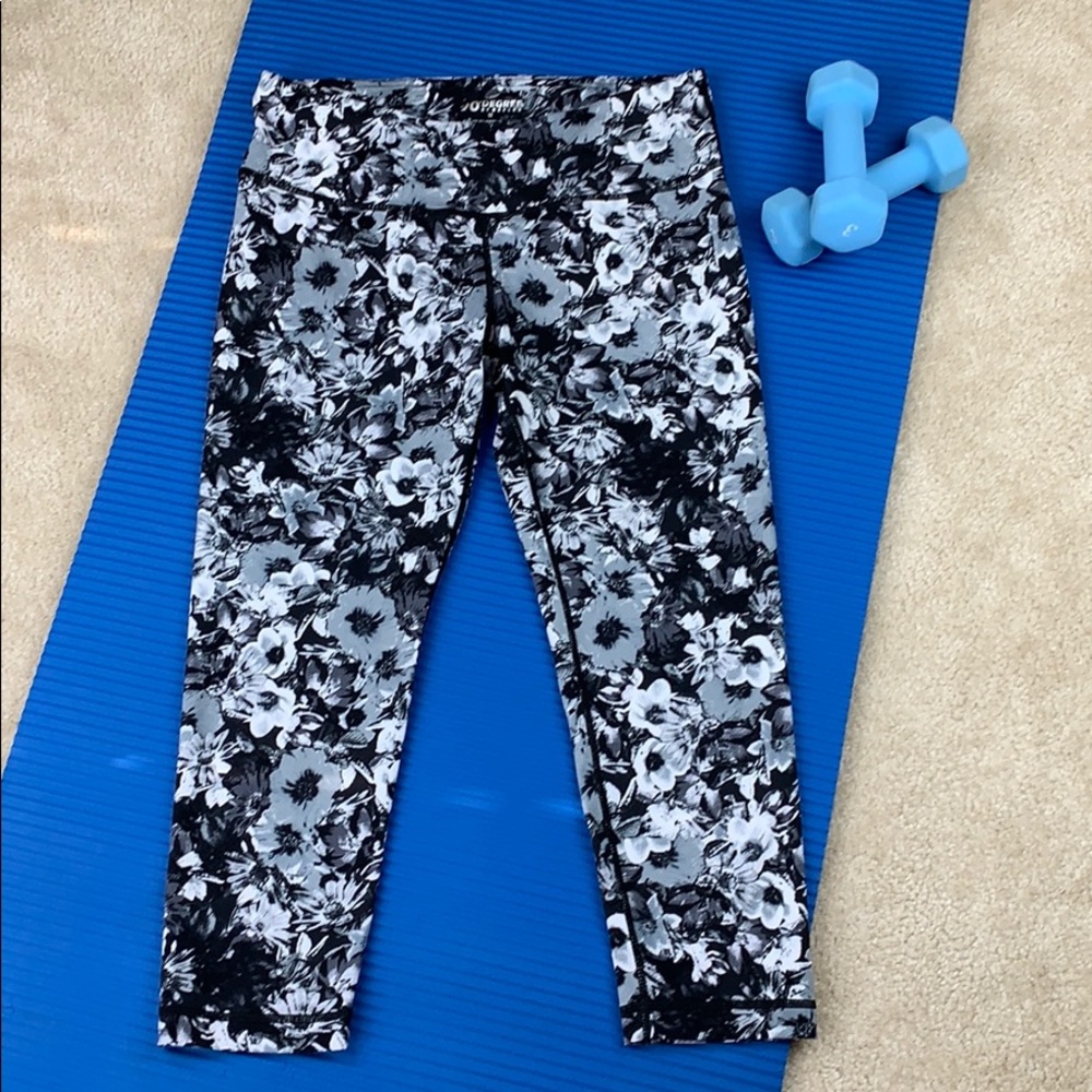 90 Degree black and white floral capris Size Med